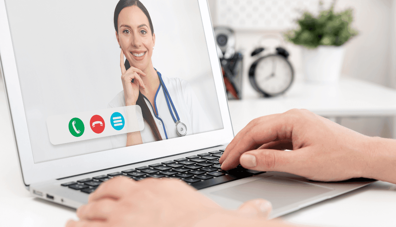 Virtuelle Arztberatung über Laptop mit Ärztin im Videoanruf
